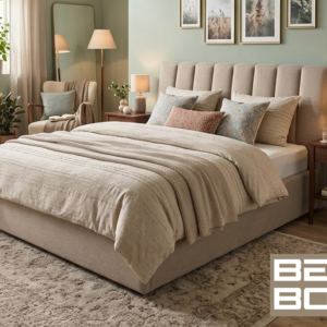 Milano sfeerfoto met logo e1785418408591 Milano Opbergbed – Stijlvol Slapen, Slim Opbergen